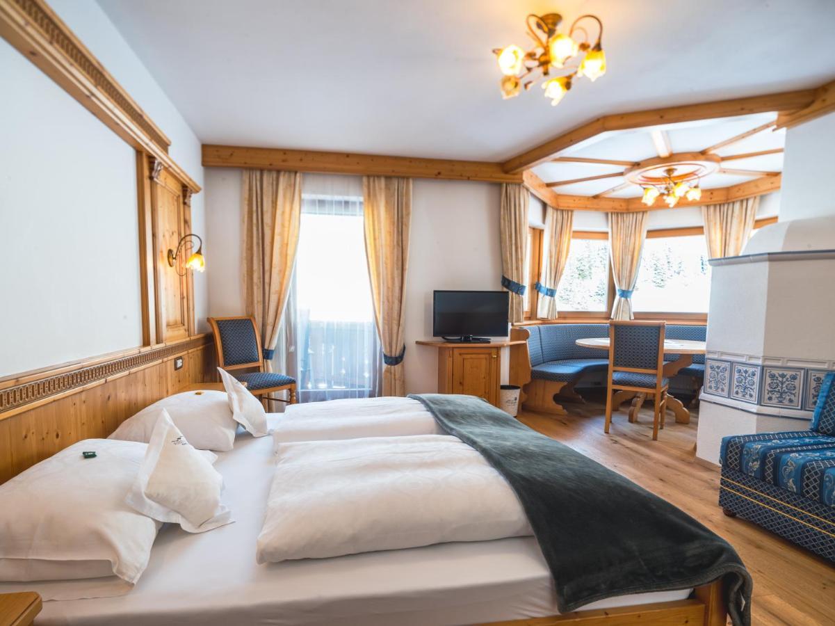Garni Hotel Rosengarten B&B Сельва-ди-Валь-Гардена Экстерьер фото